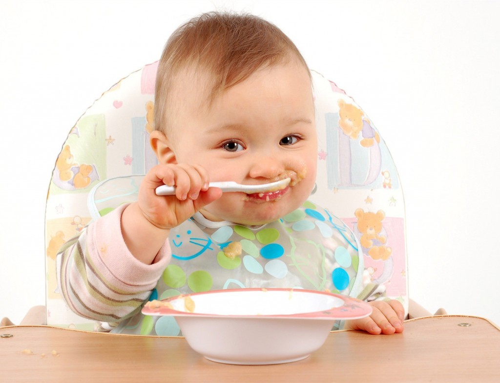 захранване бебе твърди храни