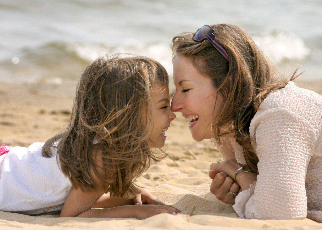 câlin entre mère et fille sur la plage