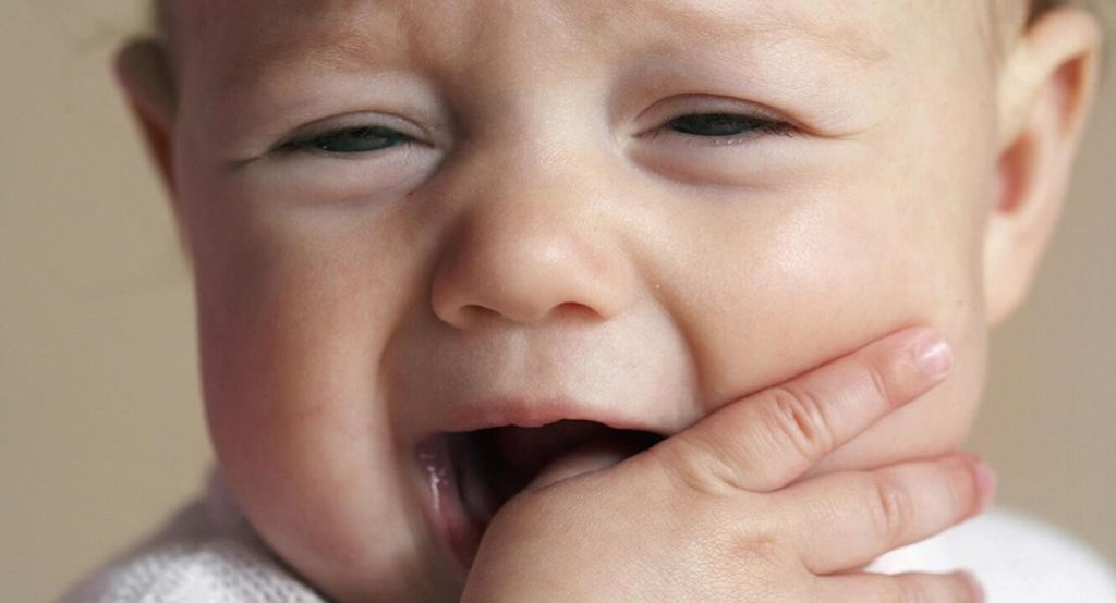 болезнено никнене на зъби бебе дете
