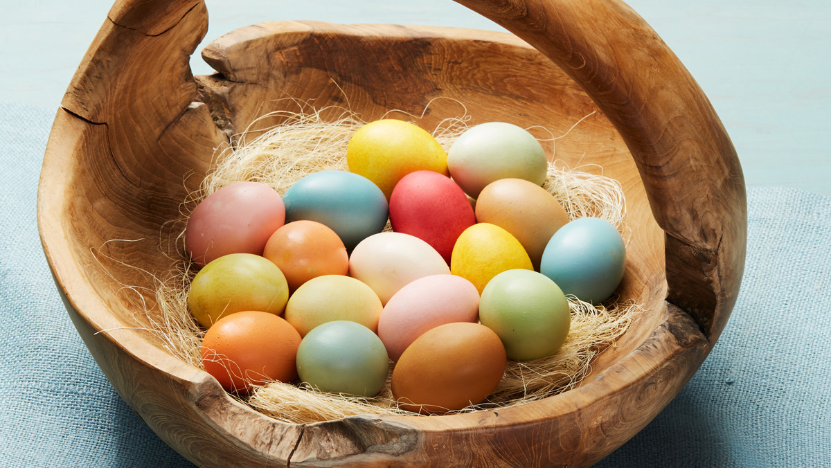 боядисване великденски яйца