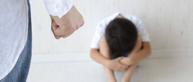 агресивен родител бой тормоз над дете